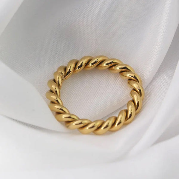 Twisted rope ring